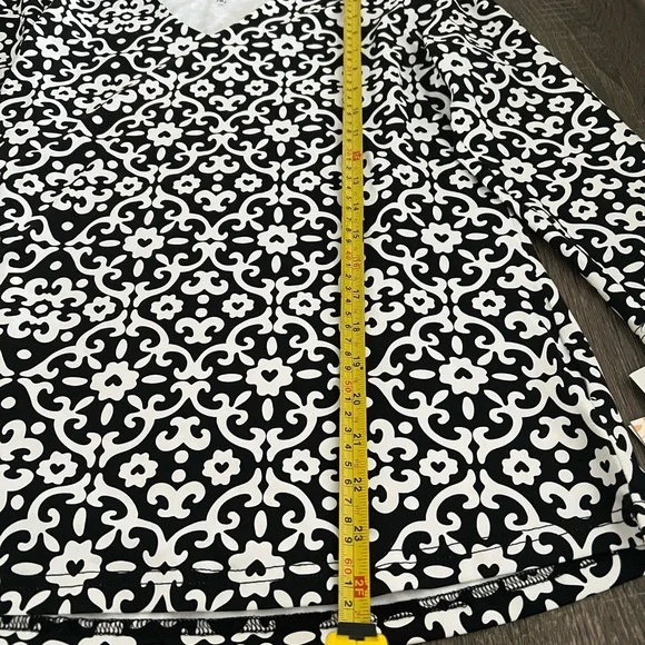 Lulu B UPF 50 Cooling Three Quarter Sleeve Top Black White Print NWT Size Small - Picture 5 of 9